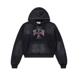 Hoodie de corte boxy en color negro con efecto lavado. Presenta un estampado frontal de una cruz estilo chopper con tipografía gótica, detalles de roturas en la capucha y bordes deshilachados en puños y ruedo.