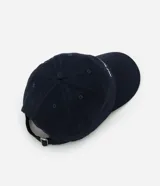 Gorra de sarga color negro con visera curva y bordado frontal en blanco con la frase "NOT YOUR BABE". Cuenta con regulador en la parte trasera.