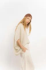 Camisa color crema de lino con mangas amplias y cinta en tono más oscuro en el cuello y la botonadura.