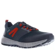 Zapatos Freeway de estilo outdoor urbano, confeccionados en una combinación de cuero, material sintético y textil. Presentan un diseño en tonos azul oscuro con detalles en naranja vibrante, cordones al tono y una suela robusta con textura geométrica para mayor tracción.