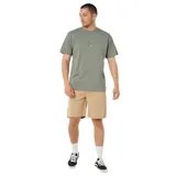 Remera de manga corta color verde militar, con cuello redondo y pequeño bordado frontal en el centro del pecho.