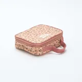 Neceser con estampado de corazones color rosa y marrón, con asa superior y cierre con cremallera.