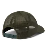 Gorro tipo trucker de color verde oliva con paneles traseros de malla para mayor ventilación. Presenta un parche frontal rectangular con diseño de montañas y el logo de la marca. Cuenta con cierre trasero ajustable a presión.