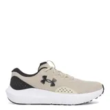 Championes de running Under Armour modelo UA Charged Surge 4 para hombre. Presentan una capellada de malla transpirable color negro con refuerzos sintéticos y entresuela Charged Cushioning blanca para una amortiguación reactiva.