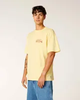 Remera de manga corta color amarillo ocre, corte holgado y diseño con estampa gráfica en el pecho y en la espalda.