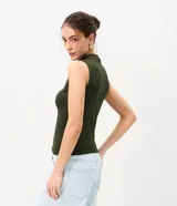 Musculosa básica de cuello alto, sin mangas, confeccionada en una mezcla de algodón, modal y elastano. Presenta un diseño ajustado y minimalista, ideal para uso diario.