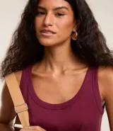 Blusa musculosa de ribana color blanco, con escote en U.