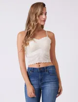 Top corto de encaje elastizado con breteles finos ajustables, sujetador interno y copas preformadas.