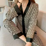 Conjunto de pijama de dos piezas compuesto por una camisa de manga larga con cuello mao y cierre frontal de botones, y un pantalón largo. Presenta un diseño estampado de corazones sobre fondo negro con detalles en color blanco.