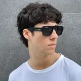 Lentes de sol unisex de aviador con montura negra y lentes polarizadas negras.