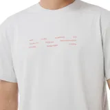 Remera gris de manga corta con pequeño estampado tipográfico en el pecho.