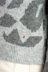 Sweater gris con estampado animal print en tonos grises.