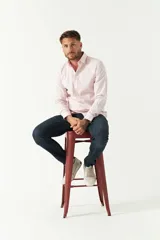 Camisa de manga larga para hombre, color azul claro con microestampado de cuadros. Presenta un corte slim y cuello abotonado.