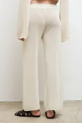 Pantalón de punto color crema, de tiro bajo y corte recto.