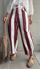 Jean barrel de tiro medio, con diseño de rayas verticales en color rojo y blanco, confeccionado en denim sin elastano.