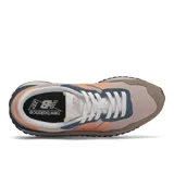 Championes New Balance 237 de dama, con capellada de gamuza color marrón y tela rayada color rosa. Logo "N" en color salmón y detalles en azul.