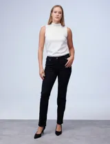 Pantalón de gabardina elastizada color beige, marca Zac & Rachel, corte slim, con pretina con pasadores, botón y cierre. Delantera con tres bolsillos y trasera con bolsillos ojal.