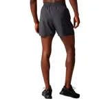 Short deportivo Asics de hombre, color negro, con logo reflectivo y cintura elástica con cordón ajustable. Incluye calzoncillo interior, bolsillo interno y aberturas laterales.