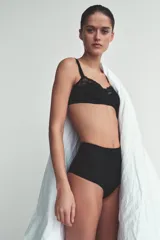 Braguita de tiro alto confeccionada en mezcla de poliamida, con diseño combinado que alterna paneles de tejido pointelle acanalado y paneles laterales de acabado satinado.