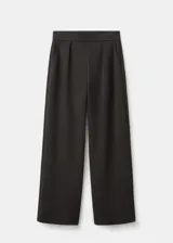 Pantalón de corte ancho, color marrón oscuro, de tiro medio y diseño fluido.