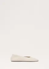 Zapato chatita de cuero ovino color beige, de diseño minimalista con punta redonda y suela de cuero.