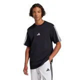 Remera Adidas negra de manga corta con cuello redondo, logo de Adidas en el pecho y las tres tiras características de la marca en blanco a lo largo de los hombros y mangas.