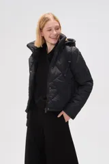 Campera acolchada de color negro con diseño de rombos, manga larga, capucha ajustable con cordones y cierre frontal con botones a presión.