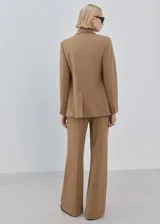 Pantalon de vestir color tostado, de corte recto y tiro medio, con bolsillos laterales y cierre frontal.