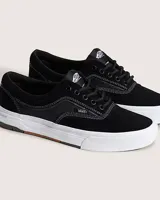Championes de skate Vans modelo Skate Era Wafflecup, color negro con detalles en blanco. Presentan una construcción resistente con suela WaffleCup que combina durabilidad y flexibilidad, cordones negros y logo de la marca en el lateral y la lengüeta.