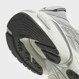 Championes Adidas Adistar Cushion XLG 2.0 de estilo deportivo, confeccionados en malla transpirable de color gris con detalles metálicos y reflectantes, entresuela chunky con tecnología de amortiguación y suela de goma.