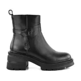 Bota corta negra de cuero con caña baja, taco ancho y suela track. Presenta una correa decorativa con hebilla alrededor del tobillo.