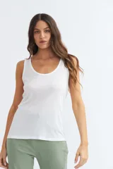 Musculosa negra de viscosa y elastano, con escote redondo y sisas amplias.
