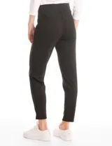 Legging de corte ajustado y tiro alto con pretina ancha, confeccionado en tejido elastizado de color negro.