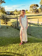 Vestido largo dorado metálico con tajos laterales y cuello con apliques de cuero bordados a mano.