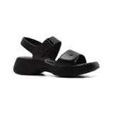 Sandalia casual de mujer con plataforma efecto corcho, tiras ajustables con cierre de velcro y detalle de aplique metálico dorado.
