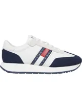 Zapatillas Tommy Jeans retro runner de cuero blanco con detalles en azul y rojo. Presentan el logo de Tommy Jeans en el lateral y la inscripción en la lengüeta.