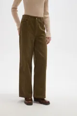 Pantalon de pana color verde oliva, de corte recto y tiro medio, con bolsillos laterales y cierre frontal.