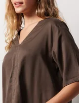 Blusa blanca de lyocell con escote en V y mangas cortas.