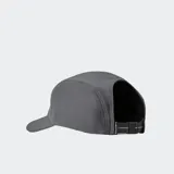 Gorro deportivo tipo gorra de cinco paneles, color negro, con logo reflectante en el frente y borde reflectante en la visera. Diseñado con una abertura trasera específica para coleta, fabricado en tejido técnico ligero, transpirable, de secado rápido y resistente al agua.