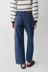 Jean de corte recto y tiro bajo, confeccionado en denim azul clásico. Presenta costuras laterales destacadas y diseño de cinco bolsillos.