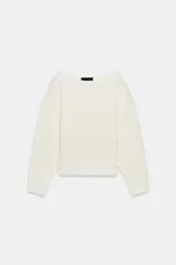 Jersey de punto rib color blanco, con cuello barco y mangas largas con sisas anchas.