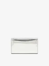 Cartera Diesel tipo sobre, color dorado metalizado, con logo ovalado en relieve. Incluye correa desmontable para usar como bandolera.