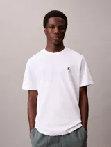 Remera de manga corta Calvin Klein blanca, de corte regular y cuello redondo, con pequeño monograma CK bordado en contraste en el pecho.