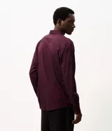 Camisa masculina de manga larga con cuello estructurado y cierre frontal de botones. Confeccionada en tejido de sarga con textura sutil, corte regular y acabado elástico para mayor comodidad.