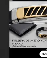 Pulsera de diseño moderno compuesta por una banda de goma negra y una placa central de acero inoxidable con detalles en baño de oro y aberturas geométricas. Incluye cierre de seguridad de acero.