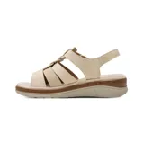 Sandalia casual Korium Confort modelo Halsey, de color beige con plataforma baja, tiras frontales cruzadas y cierre de velcro ajustable.