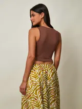 Musculosa crop negro de corte ajustado, con cuello redondo y diseño sin mangas.