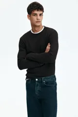 Remera de manga larga en punto waffle de mezcla de algodón, color marrón oscuro, con cuello redondo y puños acanalados.