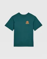 Remera Volcom modelo Abg Solstice Bsc Sst, de color verde oscuro, manga corta y cuello redondo, con pequeño estampado gráfico en el pecho.