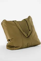 Bolso tipo tote bag color negro, con diseño acolchado y asas dobles.